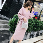 Κομψό φθινόπωρο-χειμωνιάτικο φόρεμα με ντεκολτέ σε σχήμα V