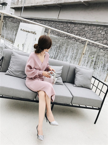 Κομψό φθινόπωρο-χειμωνιάτικο φόρεμα με ντεκολτέ σε σχήμα V