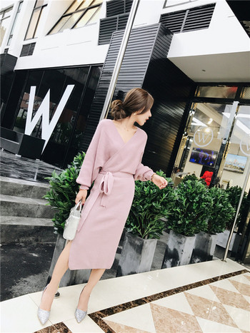 Κομψό φθινόπωρο-χειμωνιάτικο φόρεμα με ντεκολτέ σε σχήμα V