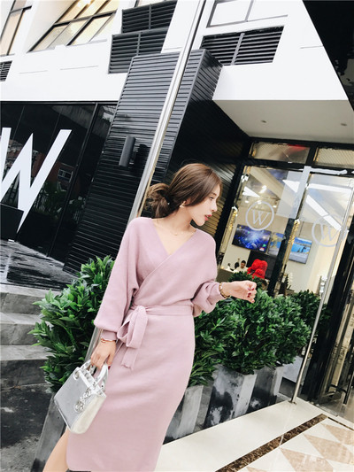 Κομψό φθινόπωρο-χειμωνιάτικο φόρεμα με ντεκολτέ σε σχήμα V