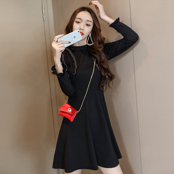 Дамска рокля в черен цвят с дълъг ръкав