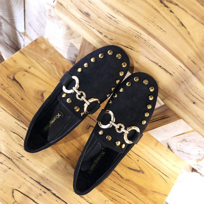 Κομψά γυναικεία μοκασίνια με μεταλλικά στοιχεία σε διάφορα μοντέλα και χρώματα