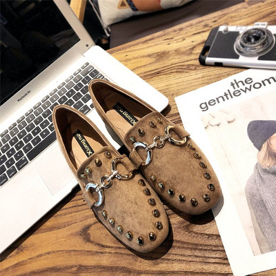 Κομψά γυναικεία μοκασίνια με μεταλλικά στοιχεία σε διάφορα μοντέλα και χρώματα