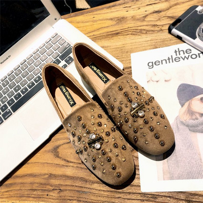 Κομψά γυναικεία μοκασίνια με μεταλλικά στοιχεία σε διάφορα μοντέλα και χρώματα
