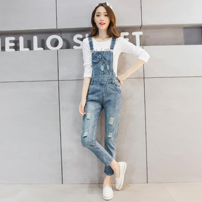 Κομψή γυναικεία ολόσωμη φόρμα σε ανοιχτό χρώμα