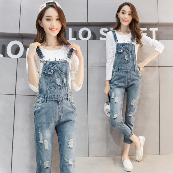 Κομψή γυναικεία ολόσωμη φόρμα σε ανοιχτό χρώμα