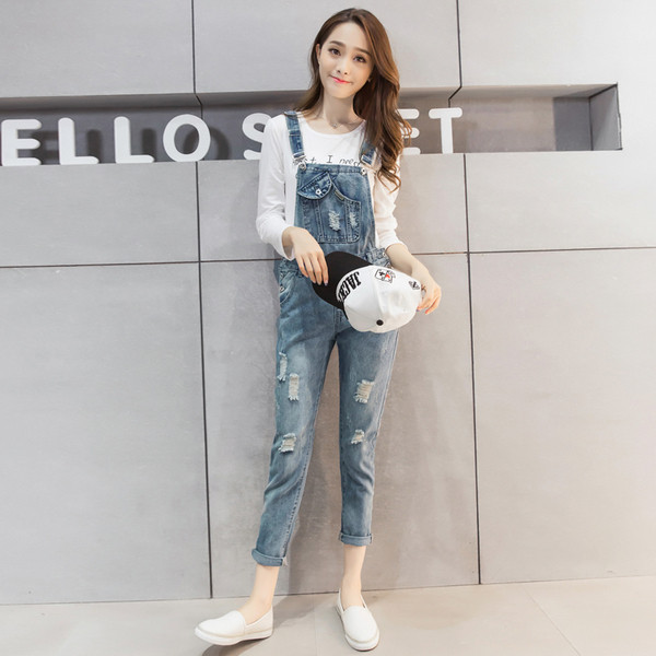 Κομψή γυναικεία ολόσωμη φόρμα σε ανοιχτό χρώμα