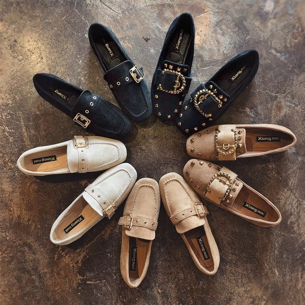 Μοντέρνα γυναικεία μοκασίνια με μεταλλική διακόσμηση σε δύο μοντέλα