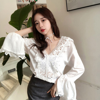 Γυναικέια μπλούζα με δαντέλα και ντεκολτέ σε σχήμα V σε λευκό και μαύρο χρώμα