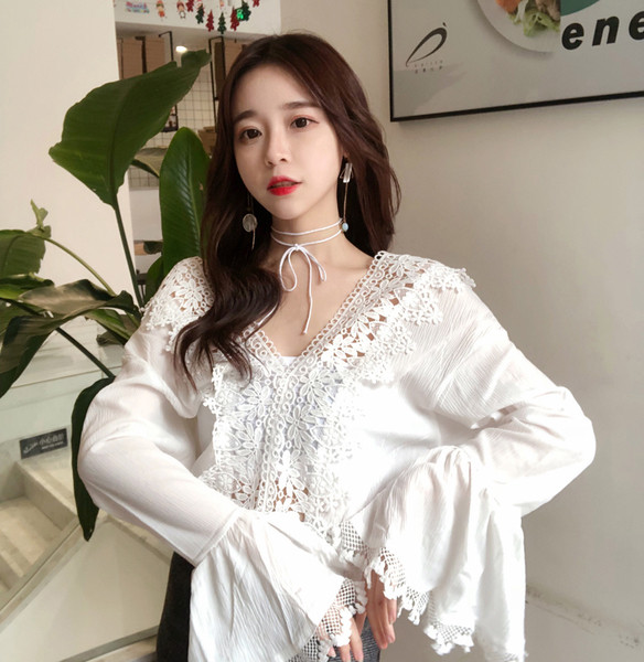 Γυναικέια μπλούζα με δαντέλα και ντεκολτέ σε σχήμα V σε λευκό και μαύρο χρώμα