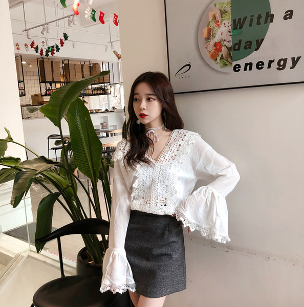 Γυναικέια μπλούζα με δαντέλα και ντεκολτέ σε σχήμα V σε λευκό και μαύρο χρώμα