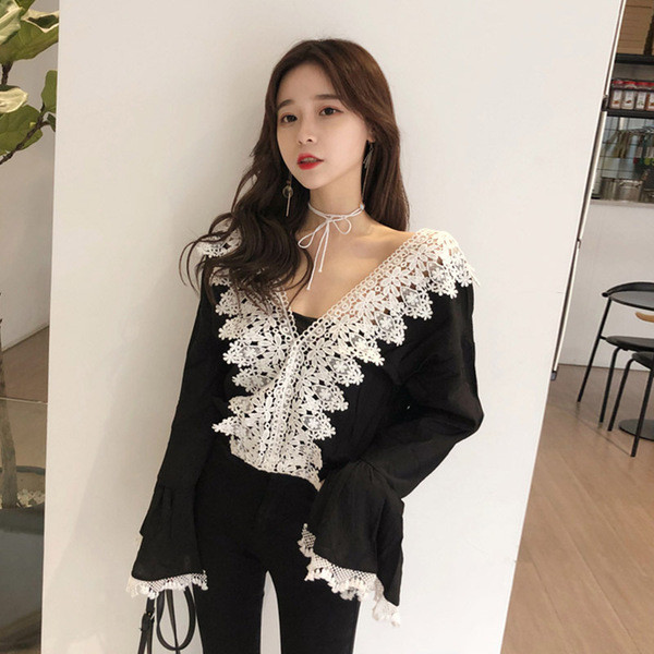 Γυναικέια μπλούζα με δαντέλα και ντεκολτέ σε σχήμα V σε λευκό και μαύρο χρώμα