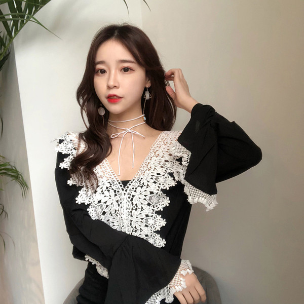 Γυναικέια μπλούζα με δαντέλα και ντεκολτέ σε σχήμα V σε λευκό και μαύρο χρώμα