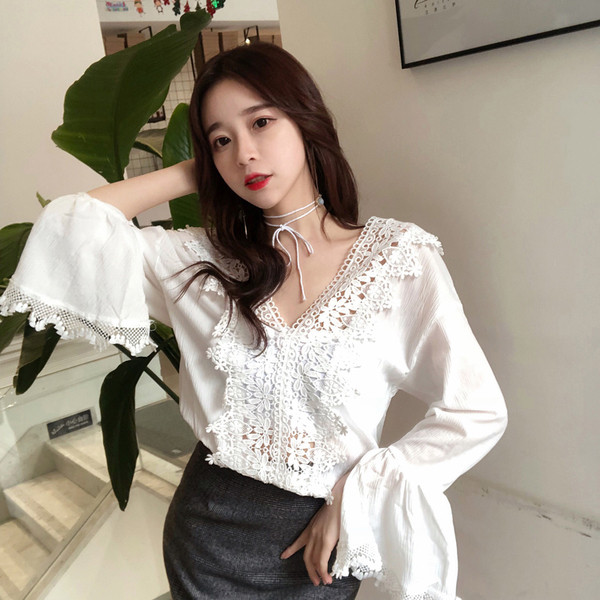 Γυναικέια μπλούζα με δαντέλα και ντεκολτέ σε σχήμα V σε λευκό και μαύρο χρώμα