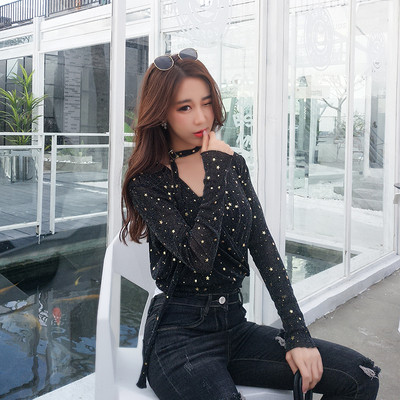 Γυαλιστερή γυναικεία μπλούζα με ντεκολτέ σε σχήμα V σε δύο χρώματα