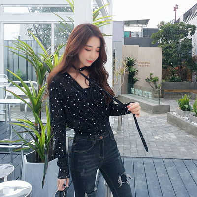 Γυαλιστερή γυναικεία μπλούζα με ντεκολτέ σε σχήμα V σε δύο χρώματα