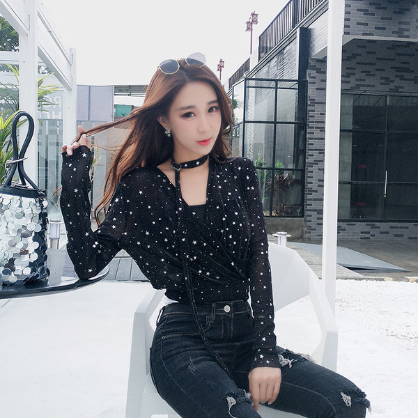 Γυαλιστερή γυναικεία μπλούζα με ντεκολτέ σε σχήμα V σε δύο χρώματα