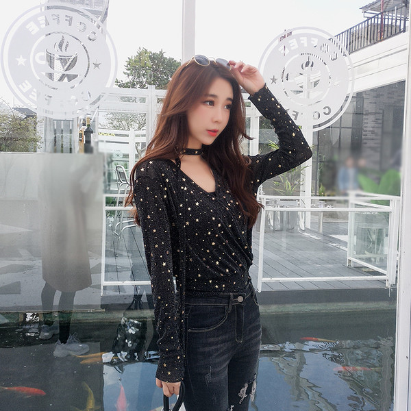 Γυαλιστερή γυναικεία μπλούζα με ντεκολτέ σε σχήμα V σε δύο χρώματα