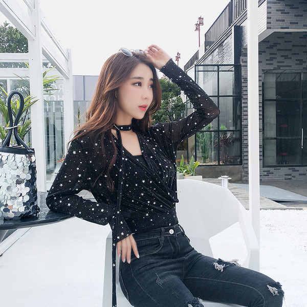 Γυαλιστερή γυναικεία μπλούζα με ντεκολτέ σε σχήμα V σε δύο χρώματα