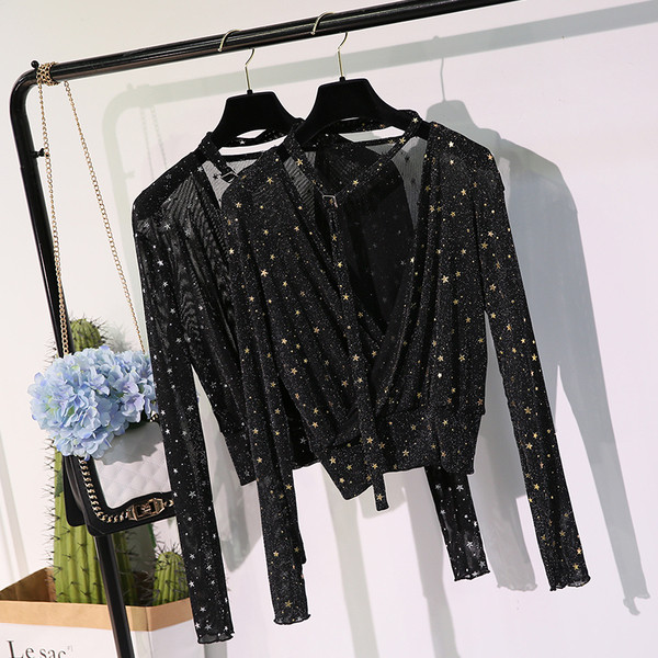 Γυαλιστερή γυναικεία μπλούζα με ντεκολτέ σε σχήμα V σε δύο χρώματα