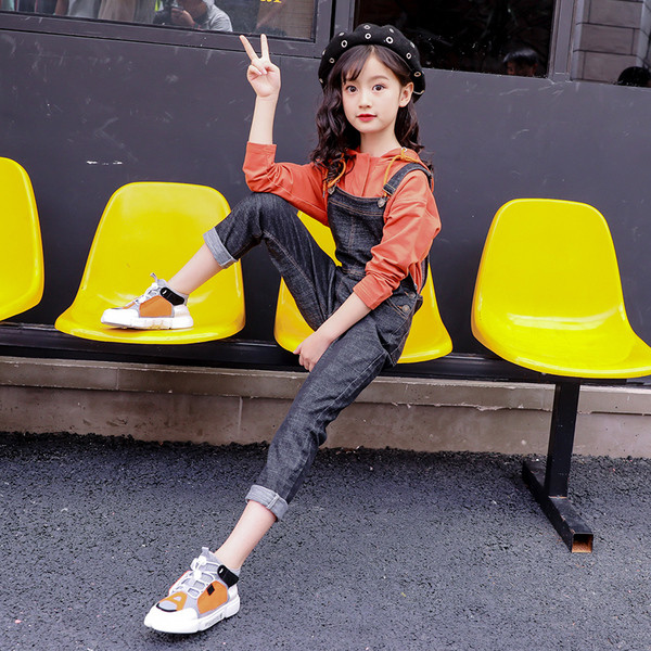 Детски дънков гащеризон в тъмен цвят