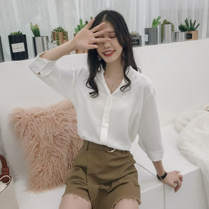 Κομψό γυναικείο πουκάμισο σε τέσσερα χρώματα με ντεκολτέ σε σχήμα V