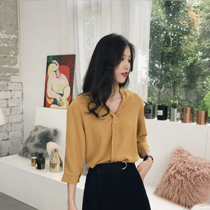 Κομψό γυναικείο πουκάμισο σε τέσσερα χρώματα με ντεκολτέ σε σχήμα V