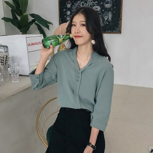 Κομψό γυναικείο πουκάμισο σε τέσσερα χρώματα με ντεκολτέ σε σχήμα V