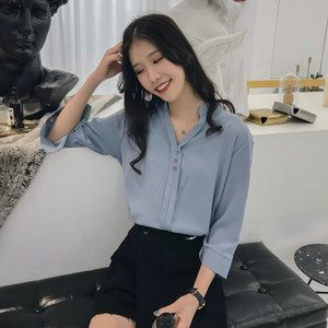 Κομψό γυναικείο πουκάμισο σε τέσσερα χρώματα με ντεκολτέ σε σχήμα V