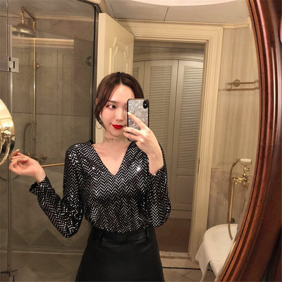 Лъскава дамска блуза с дълъг ръкав и V-образно деколте