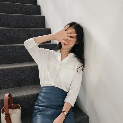 Стилна дамска риза с V-образно деколте в няколко цвята