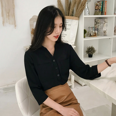 Стилна дамска риза с V-образно деколте в няколко цвята