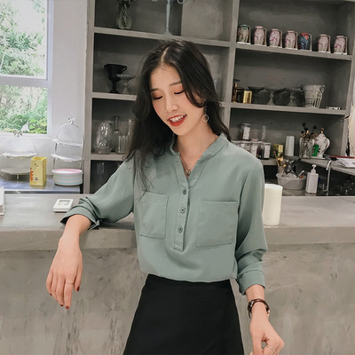 Стилна дамска риза с V-образно деколте в няколко цвята