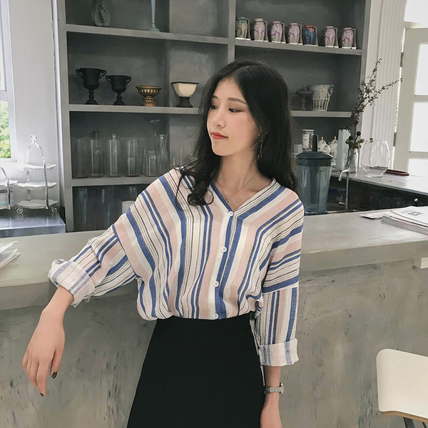 Дамска риза в три цвята с V-образно деколте