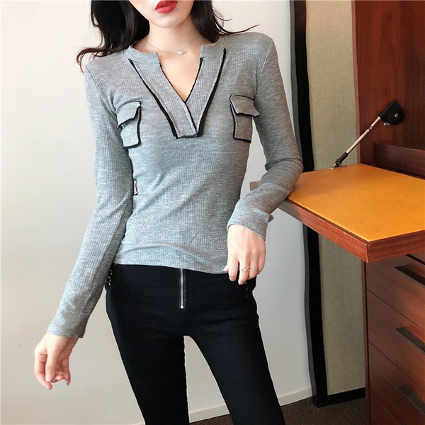 Női blúz V-nyakkal és zsebekkel szürke és fekete színben