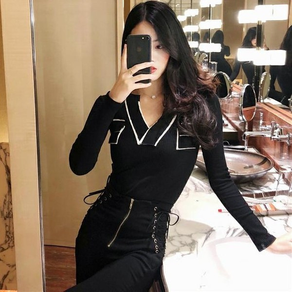 Női blúz V-nyakkal és zsebekkel szürke és fekete színben