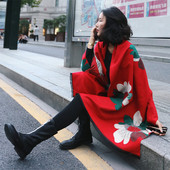 Moдерен дамски шал с флорални мотиви в няколко цвята