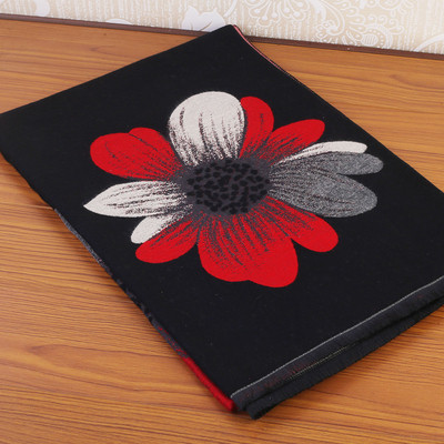 Moдерен дамски шал с флорални мотиви в няколко цвята