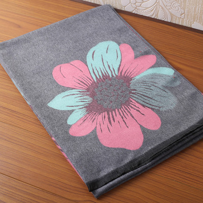 Moдерен дамски шал с флорални мотиви в няколко цвята