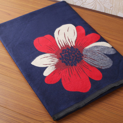 Moдерен дамски шал с флорални мотиви в няколко цвята