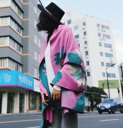 Moдерен дамски шал с флорални мотиви в няколко цвята