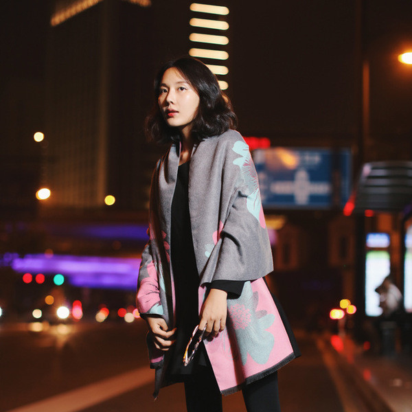 Moдерен дамски шал с флорални мотиви в няколко цвята