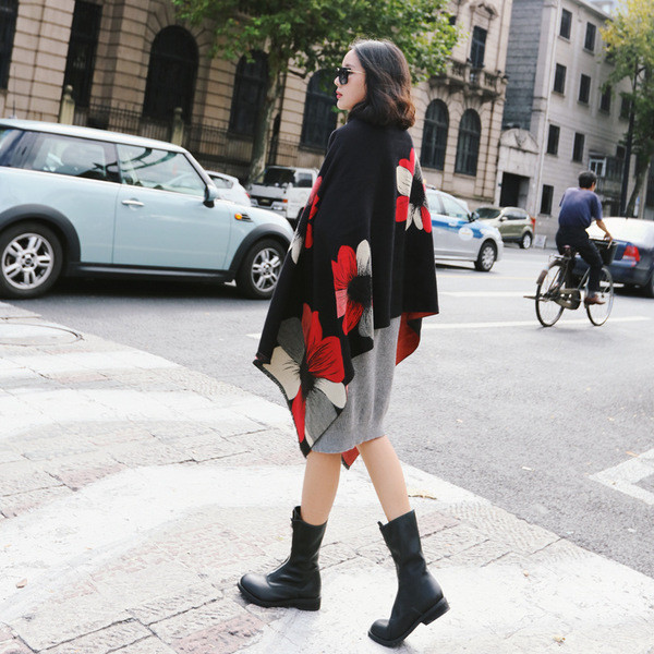 Moдерен дамски шал с флорални мотиви в няколко цвята