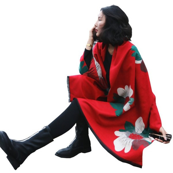 Moдерен дамски шал с флорални мотиви в няколко цвята