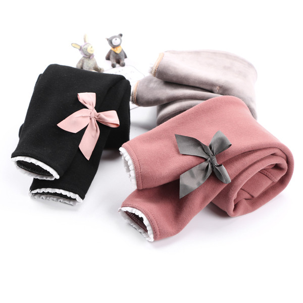 Pană pentru copii în mai multe culori cu element panglică