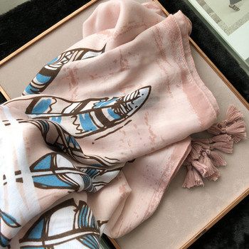 Елегантен дамски розов шал с пискюли и апликация 