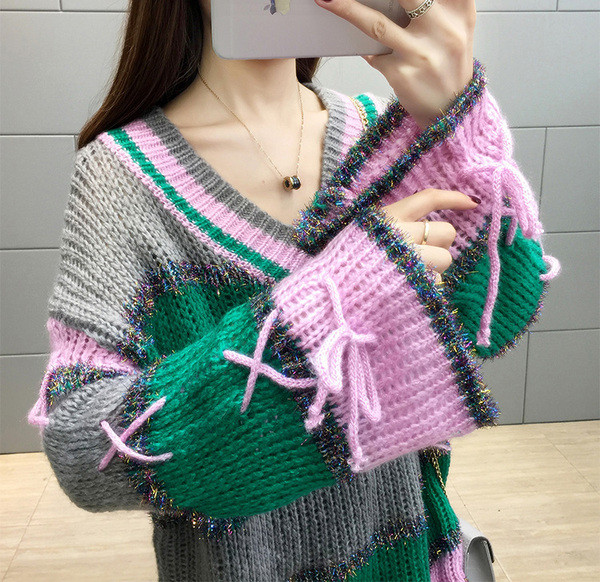 Κομψό γυναικείο πουλόβερ  με ντεκολτέ σε σχήμα V και μανίκι λωτού σε τρία χρώματα