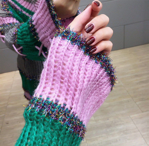 Κομψό γυναικείο πουλόβερ  με ντεκολτέ σε σχήμα V και μανίκι λωτού σε τρία χρώματα