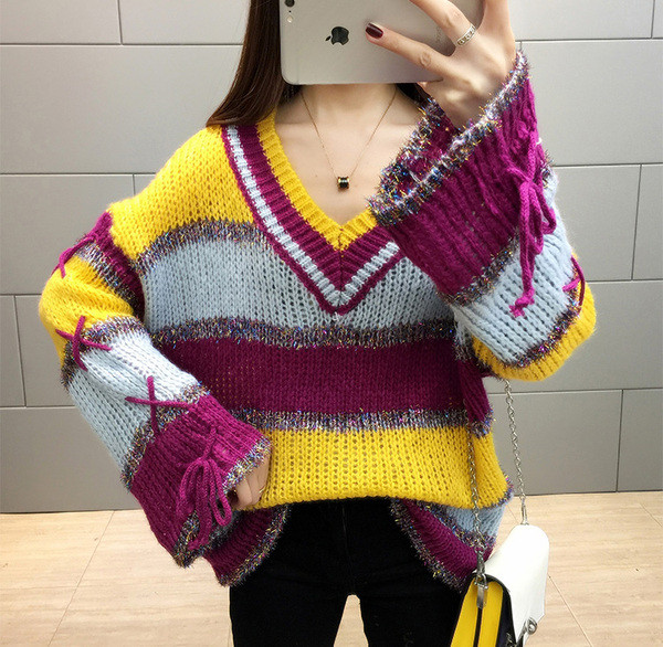 Κομψό γυναικείο πουλόβερ  με ντεκολτέ σε σχήμα V και μανίκι λωτού σε τρία χρώματα