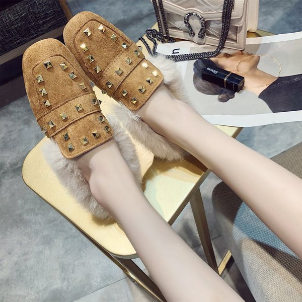 Νέο μοντέλο γυναικεία μοκασίνια με μεταλλικά στοιχεία από οικολογικό σουέτ σε τρία χρώματα